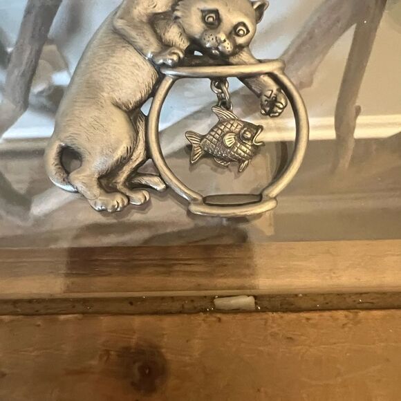 Vintage silver tone stamped JJ cat w goldfish bowl pin. - Picture 2 of 4
